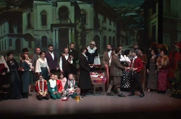 Rikthehen “Karnavalet” në Korçë/ Teatri “Andon Zako Çajupi” mirëpret veprën e Avni Mulës