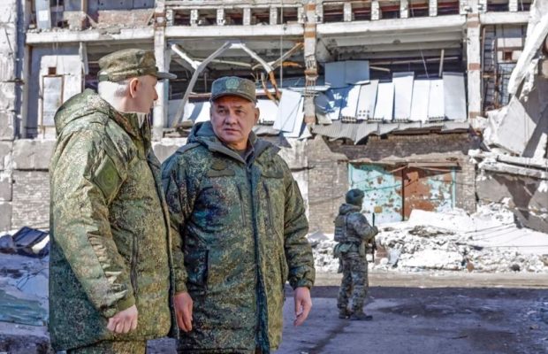 Ministri rus i Mbrojtjes viziton Ukrainën, shpërndan medalje për ushtarët rusë