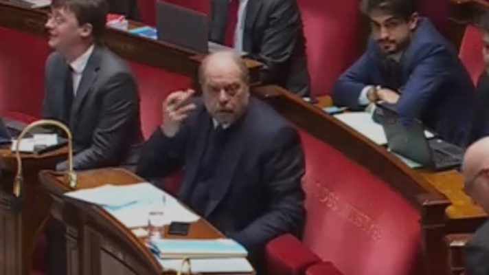 Debate të forta në Asamblenë Kombëtare të Francës, ministri i Drejtësisë bën gjestin e turpshëm