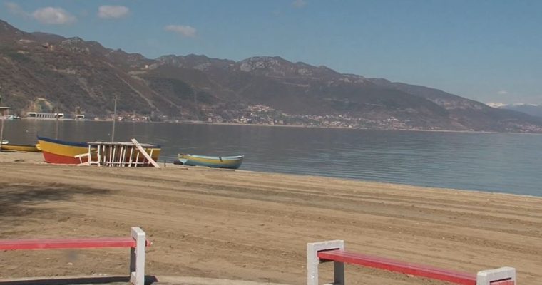 Rikthehen plazhet publike në Pogradec/ Çadrat i vendos bashkia, por shezlongët duhen marrë me vete