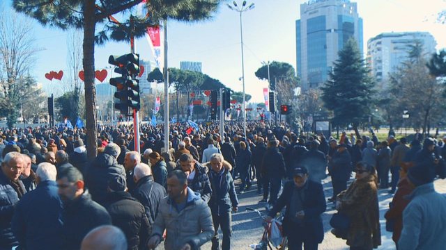 Nga Korça, Vlora dhe Shkodra/ Demokratët nisen drejt Tiranës për të protestuar