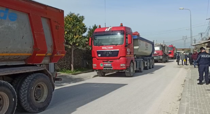 Banorët bllokojnë rrugën në Mamurras; nuk lejojnë kalimin e mjeteve të tonazhit të rëndë
