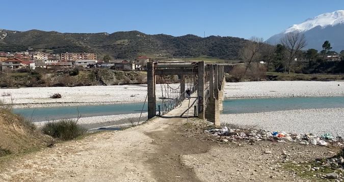 Braktiset fshatrat e Selenicës/ Asnjë investim tek rrugët, mungon edhe uji