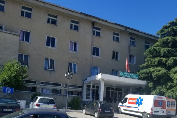 E rëndë në Pogradec/ 42-vjeçari plagos gruan dhe veten me thikë