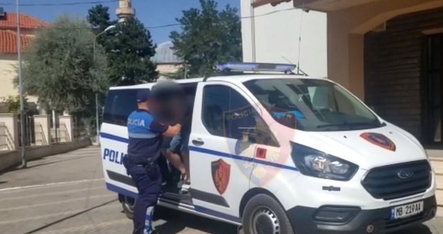 Arrestohet 30-vjeçari në Pogradec, u kap duke transportuar 29 emigrantë të paligjshëm