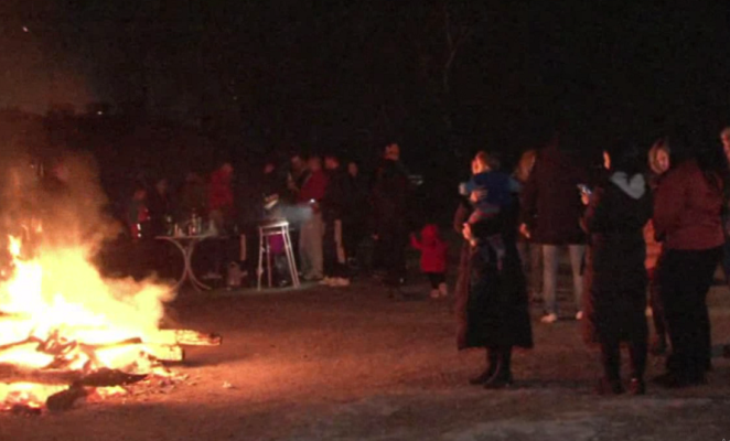 Korçarët festojnë Ditën e Verës; banorët e qytetit juglindor ndezin zjarre