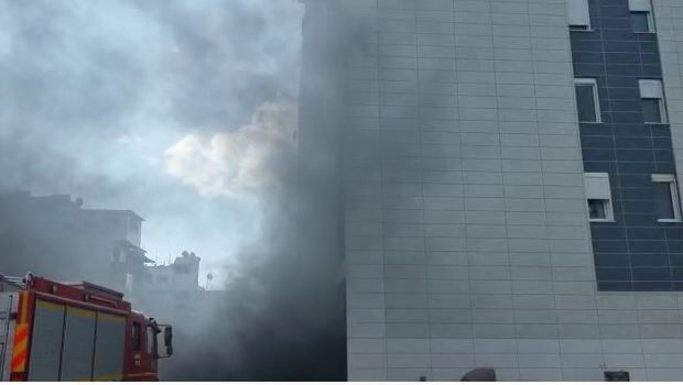 VIDEO- Makina merr flakë në parkimin e pallatit/ Tymi i zi mbulon zonën, evakuohen banorët