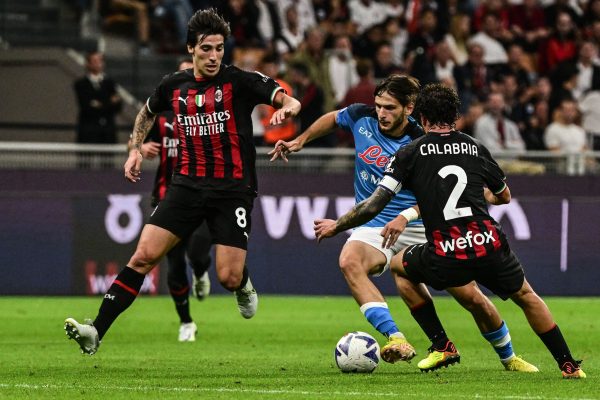 Napoli-Milan për “jetë a vdekje”, tifozët vendas “ndezin” supersfiden e champions