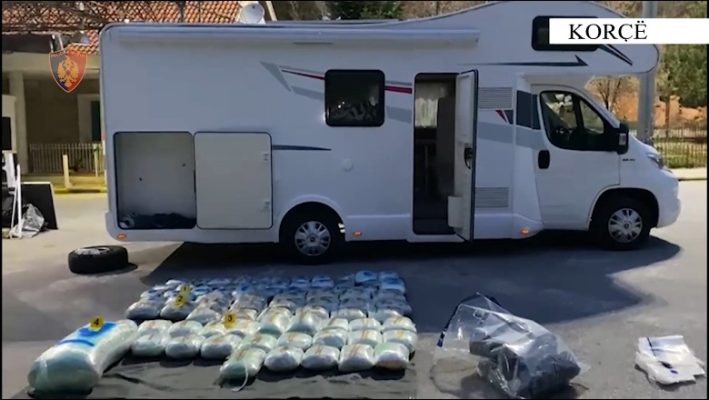 Tentuan të kalonin drogë drejt Greqisë/ Policia: Dy rumunëve të arrestuar u janë sekuestruar 118 kg kanabis