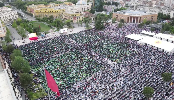 Sot Fiter Bajrami/ Mijëra besimtarë myslimanë falin Namazin në sheshin “Skënderbej”