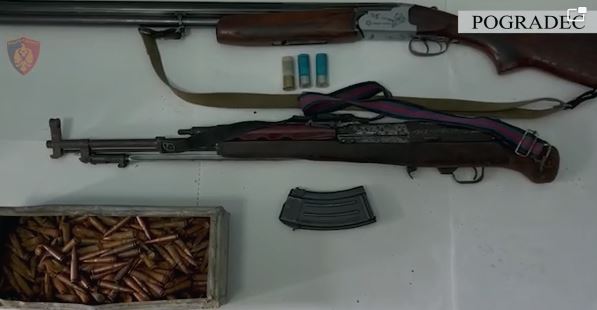 Pogradec/ Policia sekuestron disa armë, arrestohet 34-vjeçari dhe shpallet në kërkim një tjetër