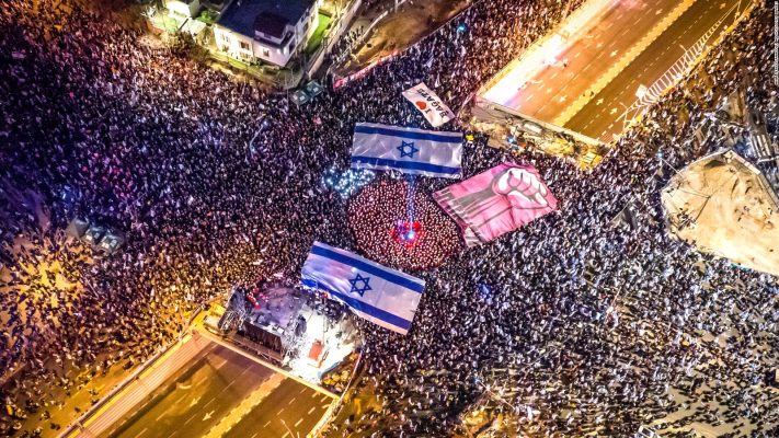 Dorëzohet kryeministri izraelit; rikthen në detyrë Ministrin e Mbrojtjes pas protestave masive