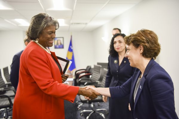 Ambasadorja amerikane në OKB takohet me ministren e Jashtme të Kosovës, SHBA: Zbatoni marrëveshjen