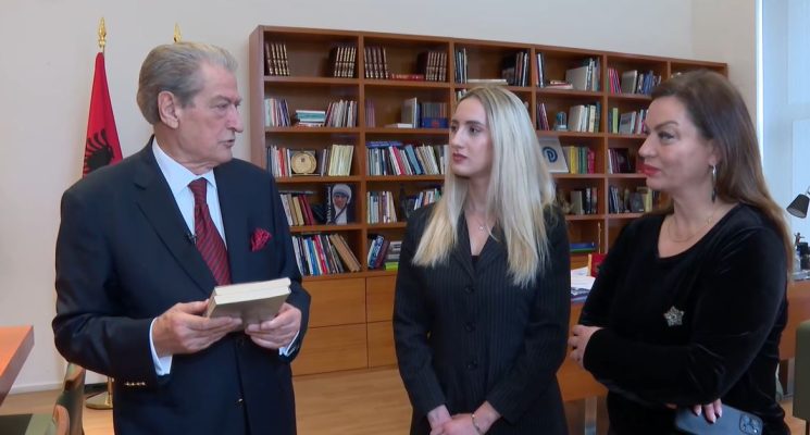 Demokratët dhurojnë libra, Berisha: Qeveria nuk ka bërë mjaftueshëm për rregullimin e tregut