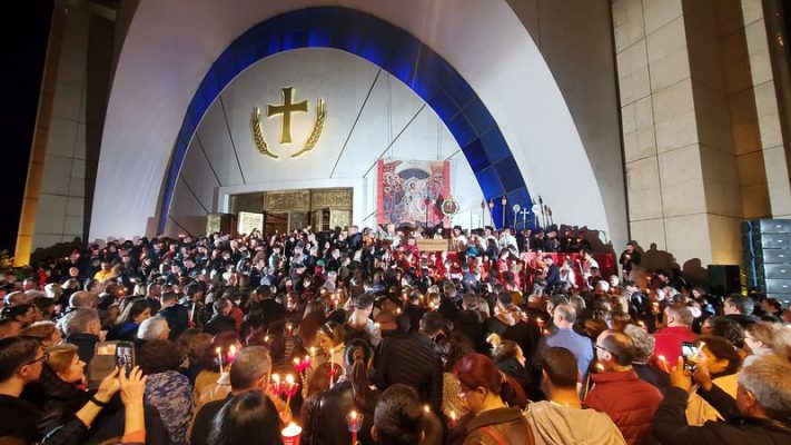 “Krishti u ngjall”/ Besimtarët ortodoksë kremtojnë Pashkën