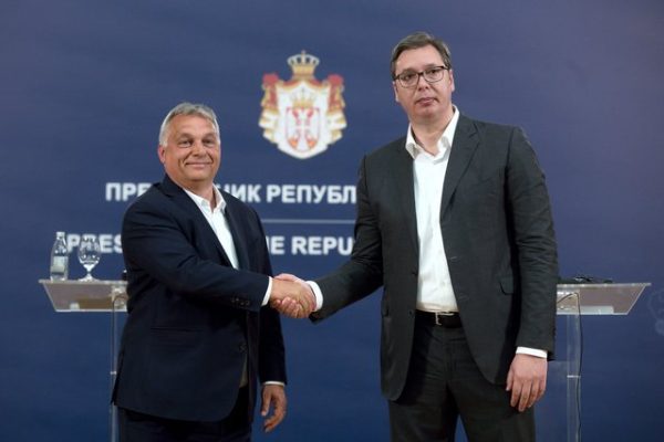 Vuçiç dhe Orban vëzhgojnë stërvitjet ushtarake në Serbi
