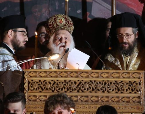 Bota priti ngjalljen e Krishtit, besimtaret ortodoksë festojnë Pashkët