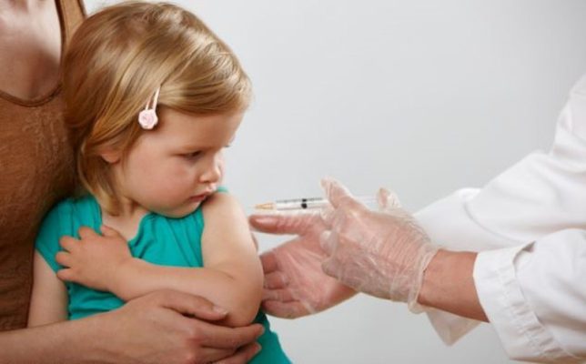 Ulet vaksinimi i detyrueshëm/ Mjekët: Prindërit hezitojnë, problem fëmijët nën moshën 1 vjeç