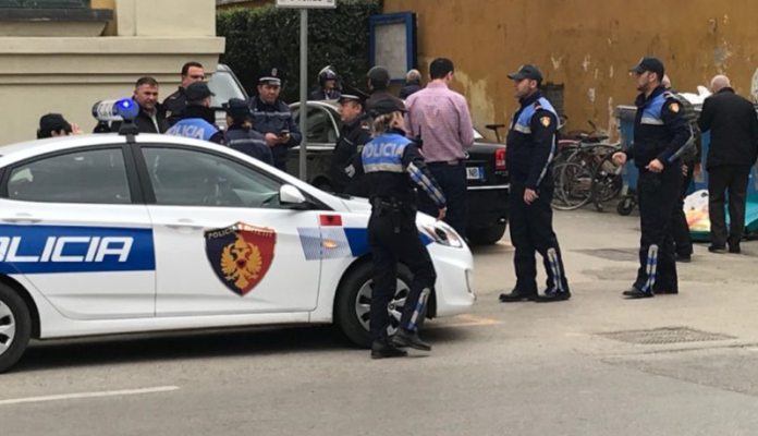 Konflikt me thika mes dy adoleshentëve në Korçë, një i arrestuar dhe një i plagosur