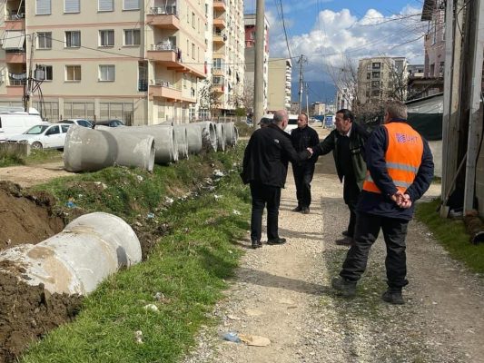Bashkia e Tiranës ndërton kanalizimet në rrugën “Dhimitër Xhuvani”* në Kashar