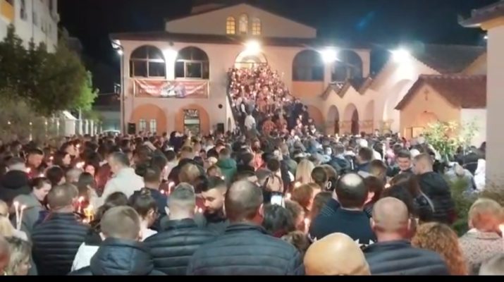 Qindra besimtarë ortodoksë në Elbasan në meshën e shenjtë të Pashkës