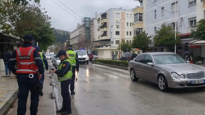 Aksident në Berat, automjeti përplas 45-vjeçaren