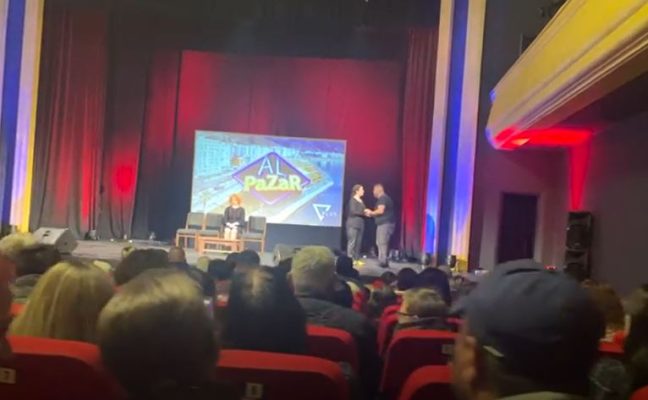 “Al Pazar”, shfaqje në Vlorë/ Publiku duartroket aktorët e humorit