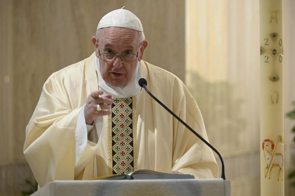 Thirrja e Papa Françeskut: Hapini dyert për emigrantët, mos i trajtoni si të huaj