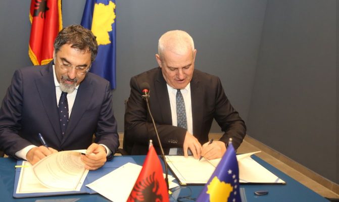 Shqipëri-Kosovë, “hiqet” kufiri/ Banorët e zonave kufitare do të lëvizin lirshëm brenda 30 km