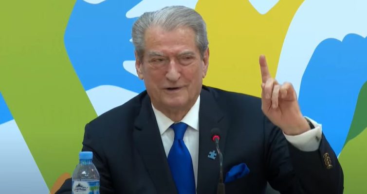Mbushet me ujë rruga mes lagjeve të Bulqizës, kthehet në rrezik për automjetet