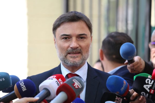 Alibeaj takon shefen e misionit të OSBE-ODIHR, Glover: Berisha ka uzurpuar selinë e PD