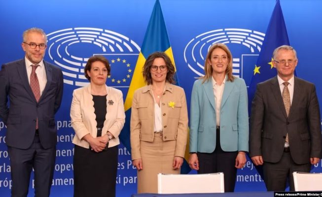 Komisioni Evropian përshëndet nënshkrimin e liberalizimit të vizave për Kosovën