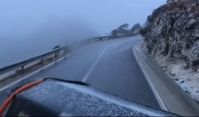 Dëbora zbardh edhe Llogoranë/ Në rrugë hidhet kripë për të evituar ngricat