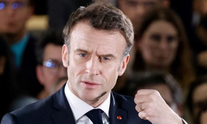 Macron nënshkruan ligjin për reformën në pensione, pavarësisht protestave