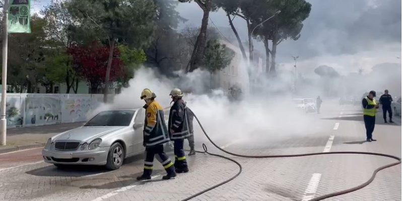 Video-  Shkrumbohet makina në Tiranë/ Nuk ka të lënduar, shkak dyshohet defekti në mjet