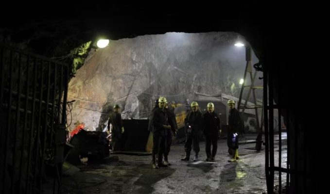 Rreth 40 minatorë të ngujuar në minierën e Trepçës