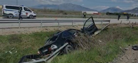 Makina del nga rruga në Korçë/ Humb jetën 15-vjeçari, plagoset vëllai i tij