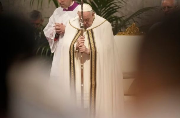 Papa Françesku u jep grave të drejtën e votës në mbledhjen e peshkopëve