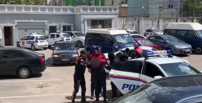 Mori makinë me qira dhe nuk e ktheu, arrestohet 22-vjeçari në Shkodër