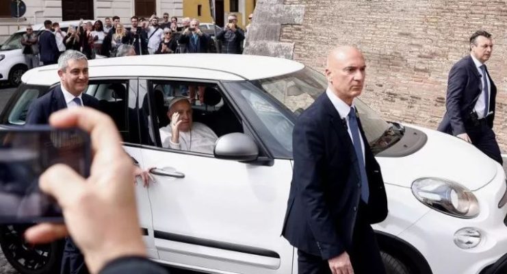 Dy ditë pas daljes nga spitali, Papa Françesku udhëheq meshën e së dielës në sheshin e Shën Pjetrit