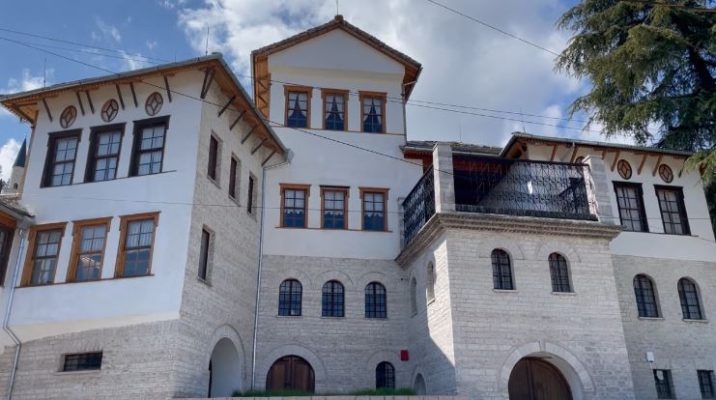 Interes për etnografinë shqiptare, turistët vizitojnë muzeun në Gjirokastër