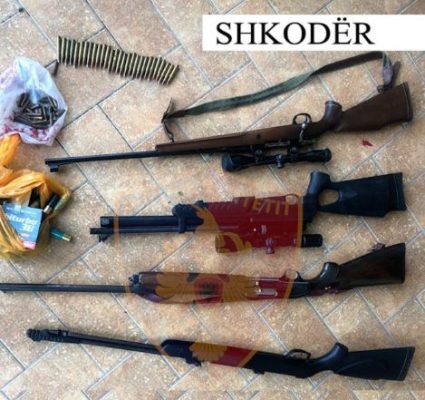 Dylbi dhe snajper/ Ishin përgatitur për vrasje, policia sekuestron arsenalin e armëve në Shkodër