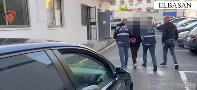 I shpallur në kërkim për drogë dhe municion luftarak, arrestohet 30-vjeçari në Elbasan