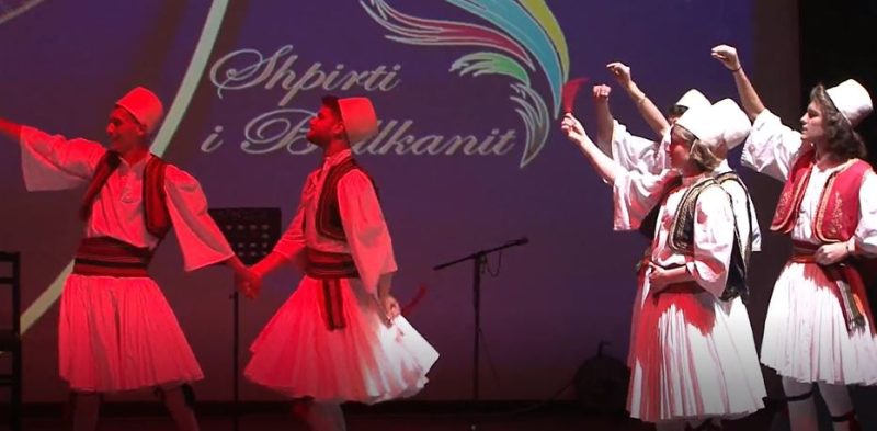 Folklor ballkanas në Korçë/ Grupe nga vendet e rajonit promovojnë traditat
