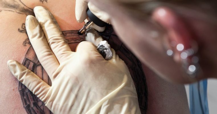 Po mendoni të bëni një tatuazh, dermatologët këshillojnë të bëni kujdes me nishanet për këtë arsye