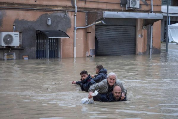 Katastrofë në Itali, 9 viktima nga përmbytjet, disa të zhdukur dhe mijëra të shpërngulur