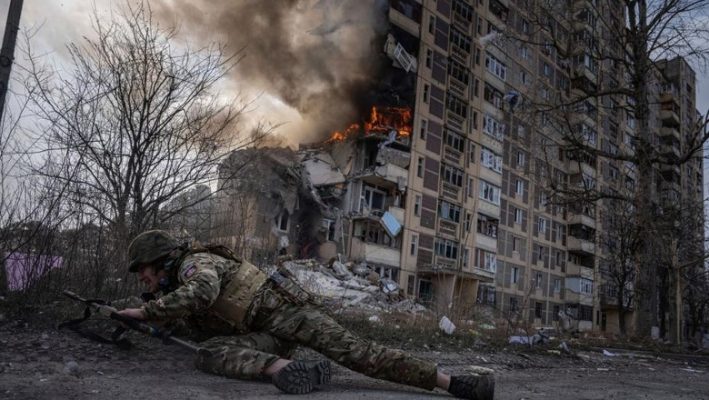 Panik në Kiev/ Dronë rusë në qiellin e kryeqytetit ukrainas, qytetarët vrapojnë të tmerruar