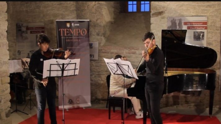 “Tempo” në kalanë e Gjirokastrës; turistët shijojnë tingujt e muzikës klasike