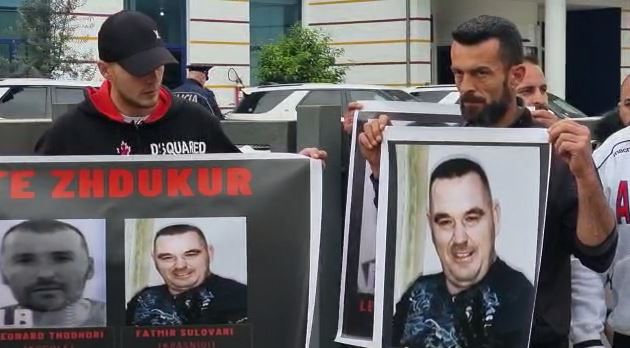Shokët e zhdukur në Sarandë/ Familjarët protestë përpara Drejtorisë së Policisë: Shteti t’i gjejë