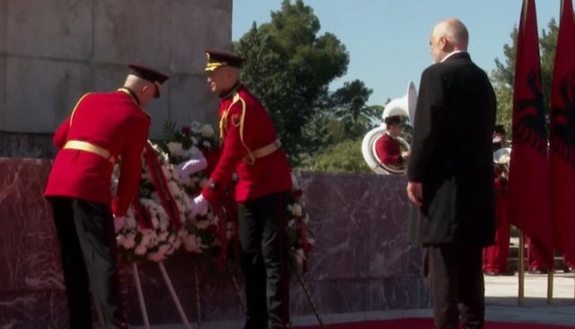 Ceremonia e nderimit të Dëshmorëve të Kombit/ Nikolla, Rama dhe Veliaj, homazhe në varrezat e dëshmorëve